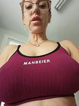 Snapshot of blondyruby chatting on May 15, 12:34 pm blondyruby online show from May 15, 12:34 pm