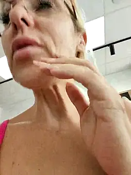 Snapshot of blondyruby chatting on June 3, 8:17 am blondyruby online show from June 3, 8:17 am