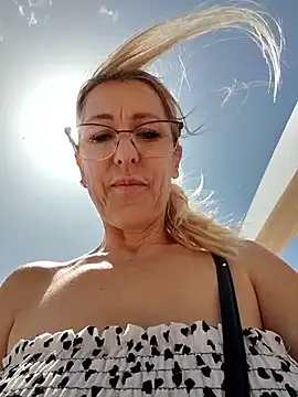 Snapshot of blondyruby chatting on June 13, 10:35 am blondyruby online show from June 13, 10:35 am