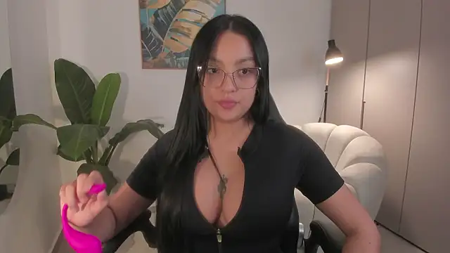 Snapshot of sarawinstone chatting on February 4, 3:01 am sarawinstone online show from February 4, 3:01 am