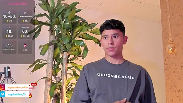 Snapshot of Angel_esteban_fx chatting on February 6, 4:21 am Angel esteban fx online show from February 6, 4:21 am