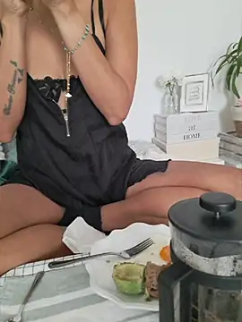Snapshot of SexyErola27 chatting on May 15, 10:44 am SexyErola27 online show from May 15, 10:44 am