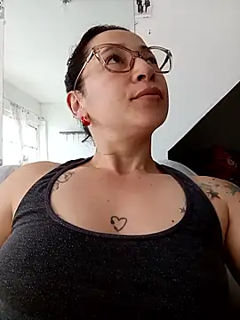 Snapshot of emilypoppy3 chatting on May 23, 12:42 pm emilypoppy3 online show from May 23, 12:42 pm