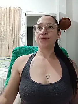 Snapshot of emilypoppy3 chatting on June 11, 1:05 am emilypoppy3 online show from June 11, 1:05 am
