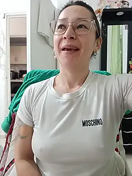 Snapshot of emilypoppy3 chatting on June 26, 5:28 pm emilypoppy3 online show from June 26, 5:28 pm