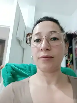 Snapshot of emilypoppy3 chatting on July 1, 7:13 pm emilypoppy3 online show from July 1, 7:13 pm