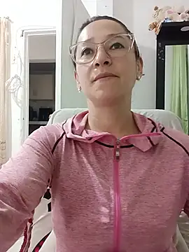 Snapshot of emilypoppy3 chatting on July 2, 7:20 pm emilypoppy3 online show from July 2, 7:20 pm