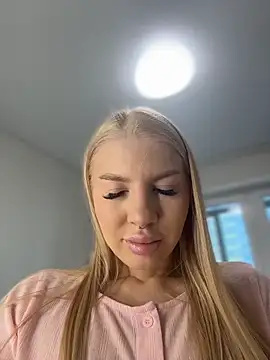 Snapshot of NewLale chatting on December 1, 3:22 am NewLale online show from December 1, 3:22 am