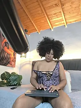 Snapshot of EmmilyBrant chatting on July 16, 2:39 am EmmilyBrant online show from July 16, 2:39 am