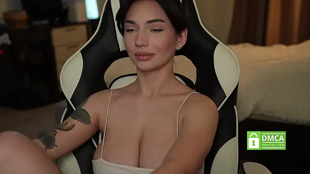 Snapshot of LindaWarners chatting on January 13, 8:19 am LindaWarners online show from January 13, 8:19 am