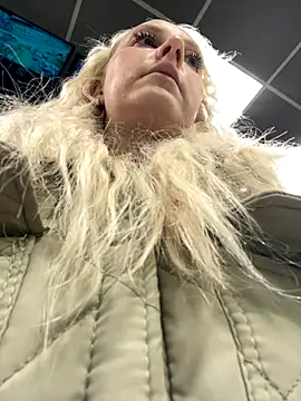 Snapshot of MerlinDave chatting on October 30, 1:18 am MerlinDave online show from October 30, 1:18 am