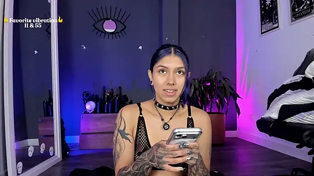 Snapshot of Raven_Witch_ chatting on May 21, 12:23 pm Raven Witch online show from May 21, 12:23 pm