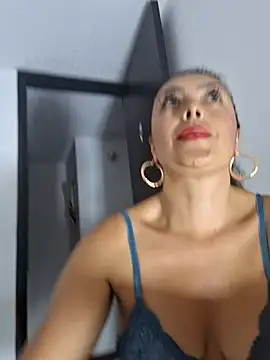 Snapshot of lauramcdowell1 chatting on December 4, 12:30 am lauramcdowell1 online show from December 4, 12:30 am