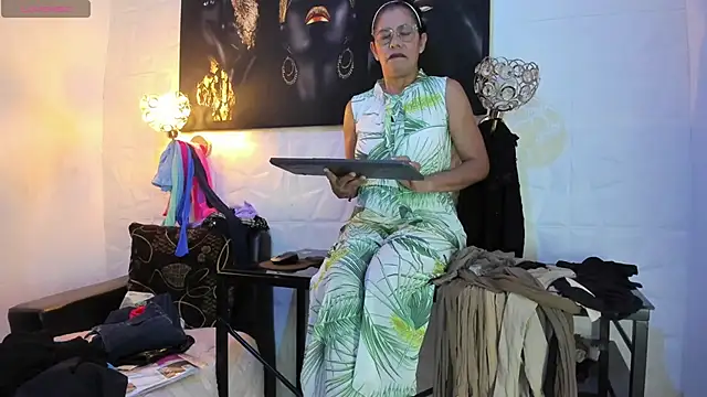 Snapshot of miss_lucero1 chatting on October 29, 1:30 am miss lucero1 online show from October 29, 1:30 am