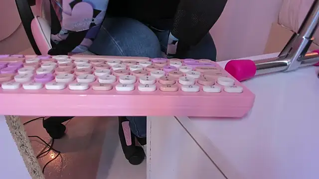 violeth hill online show from November 9, 7:12 pm