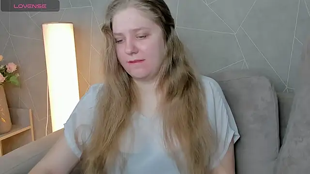 Snapshot of Megan_Violer chatting on December 12, 3:16 pm Megan Violer online show from December 12, 3:16 pm