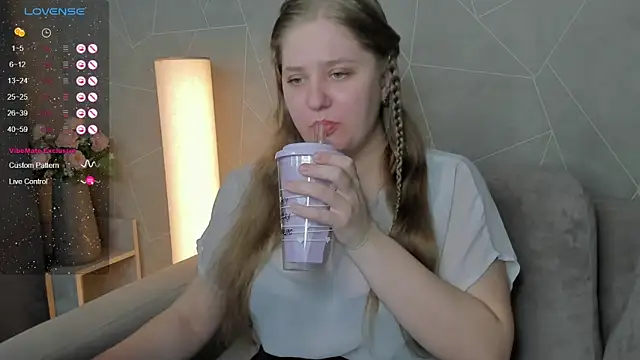 Snapshot of Megan_Violer chatting on December 12, 6:21 pm Megan Violer online show from December 12, 6:21 pm