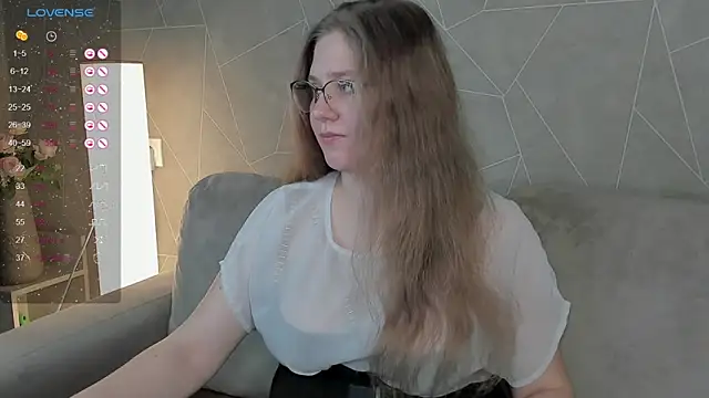 Snapshot of Megan_Violer chatting on December 23, 3:44 pm Megan Violer online show from December 23, 3:44 pm