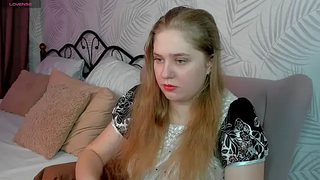 Snapshot of Megan_Violer chatting on February 22, 3:25 pm Megan Violer online show from February 22, 3:25 pm