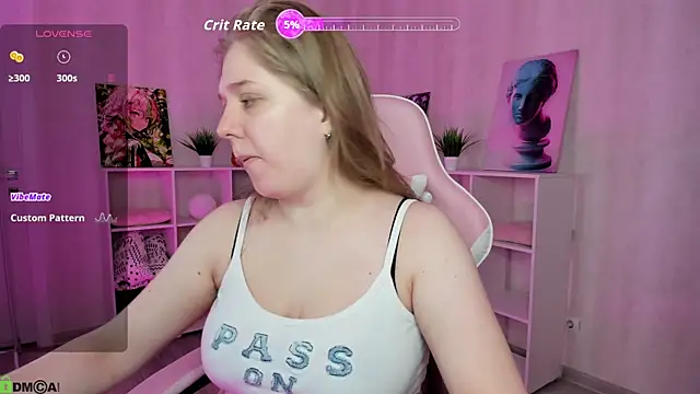 Snapshot of Megan_Violer chatting on May 6, 5:07 pm Megan Violer online show from May 6, 5:07 pm