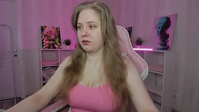 Snapshot of Megan_Violer chatting on May 7, 5:18 pm Megan Violer online show from May 7, 5:18 pm