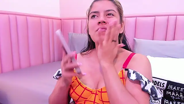 Snapshot of taylor_cupper chatting on November 17, 12:27 am taylor cupper online show from November 17, 12:27 am