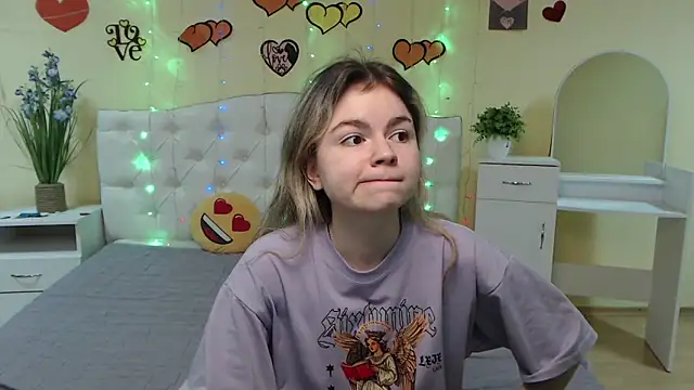 TinaRedly online show from March 11, 5:13 pm