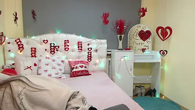 TinaRedly online show from February 4, 7:20 pm