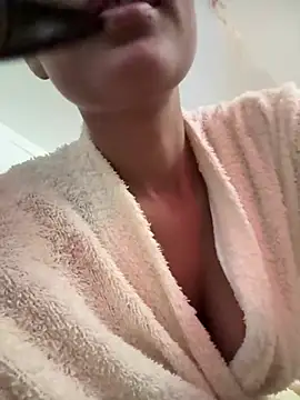 Snapshot of megan_collins96 chatting on June 16, 8:55 pm megan collins96 online show from June 16, 8:55 pm