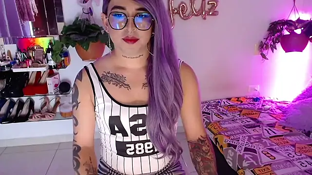 Snapshot of Laveneno_ortiz07 chatting on November 15, 11:54 pm Laveneno ortiz07 online show from November 15, 11:54 pm