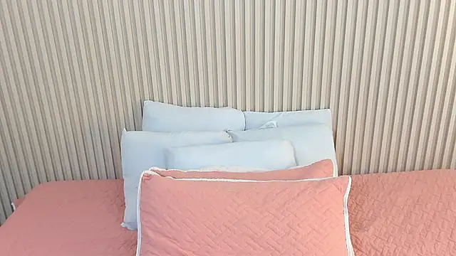 Snapshot of charlottebrowns_ chatting on December 1, 12:21 pm charlottebrowns online show from December 1, 12:21 pm