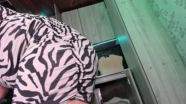 LaureenHills online show from October 29, 4:26 am