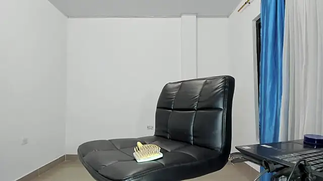 xmissinchesxx online show from February 5, 9:14 am