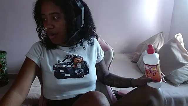 TiffanyRoouse online show from December 16, 8:58 pm