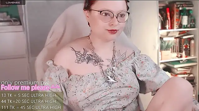 Snapshot of me__hanna chatting on May 7, 1:33 am me hanna online show from May 7, 1:33 am