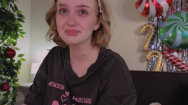 Snapshot of ELLIEJAY chatting on December 17, 5:24 am ELLIEJAY online show from December 17, 5:24 am