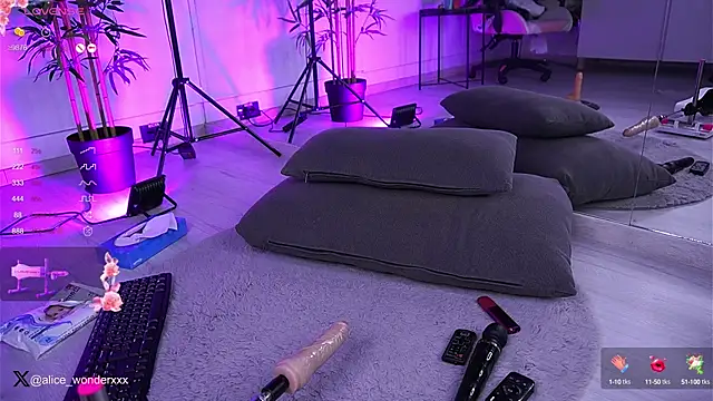 Snapshot of VanessaSimon chatting on January 18, 9:24 am VanessaSimon online show from January 18, 9:24 am