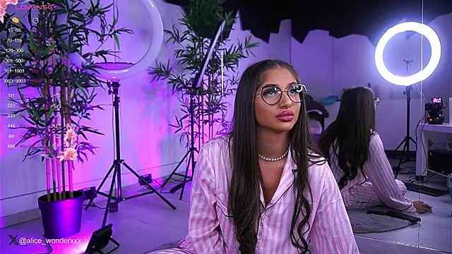 Snapshot of VanessaSimon chatting on January 19, 6:42 am VanessaSimon online show from January 19, 6:42 am