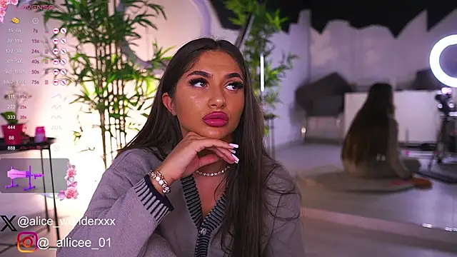 Snapshot of VanessaSimon chatting on February 8, 6:12 am VanessaSimon online show from February 8, 6:12 am