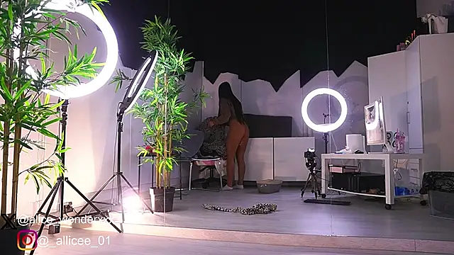 Snapshot of VanessaSimon chatting on February 13, 6:30 am VanessaSimon online show from February 13, 6:30 am