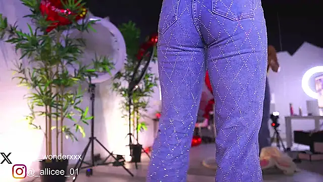 Snapshot of VanessaSimon chatting on February 16, 7:04 am VanessaSimon online show from February 16, 7:04 am