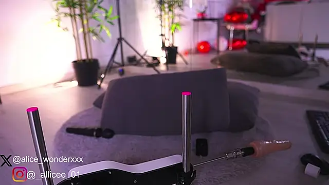 Snapshot of VanessaSimon chatting on February 16, 10:10 am VanessaSimon online show from February 16, 10:10 am