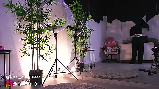 Snapshot of VanessaSimon chatting on February 17, 6:42 am VanessaSimon online show from February 17, 6:42 am