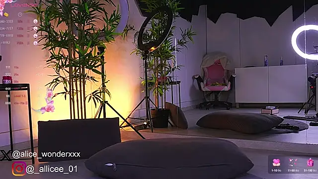 Snapshot of VanessaSimon chatting on March 1, 9:51 am VanessaSimon online show from March 1, 9:51 am