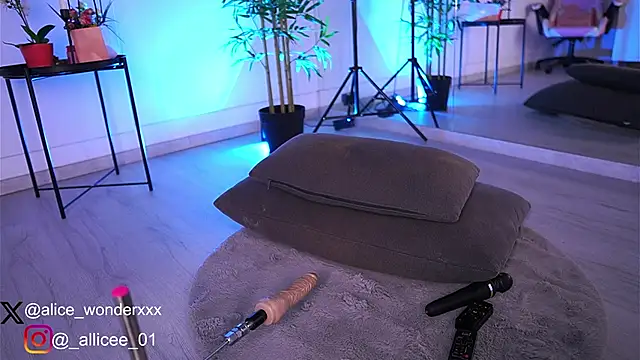 Snapshot of VanessaSimon chatting on March 8, 10:11 am VanessaSimon online show from March 8, 10:11 am