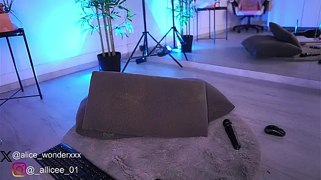 Snapshot of VanessaSimon chatting on March 8, 1:14 pm VanessaSimon online show from March 8, 1:14 pm