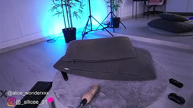 Snapshot of VanessaSimon chatting on March 10, 9:32 am VanessaSimon online show from March 10, 9:32 am