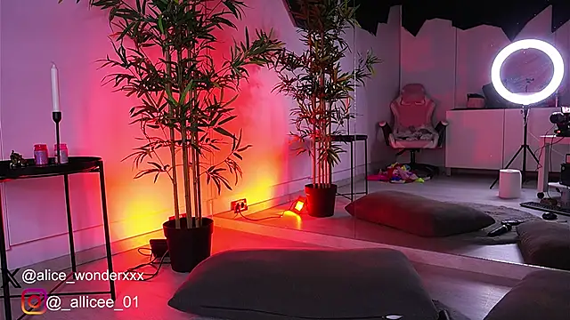 Snapshot of VanessaSimon chatting on March 13, 12:46 pm VanessaSimon online show from March 13, 12:46 pm