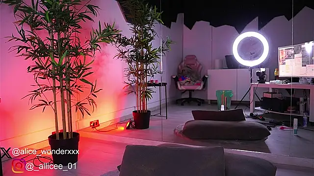 Snapshot of VanessaSimon chatting on March 14, 9:24 am VanessaSimon online show from March 14, 9:24 am