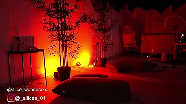 Snapshot of VanessaSimon chatting on March 18, 6:03 am VanessaSimon online show from March 18, 6:03 am